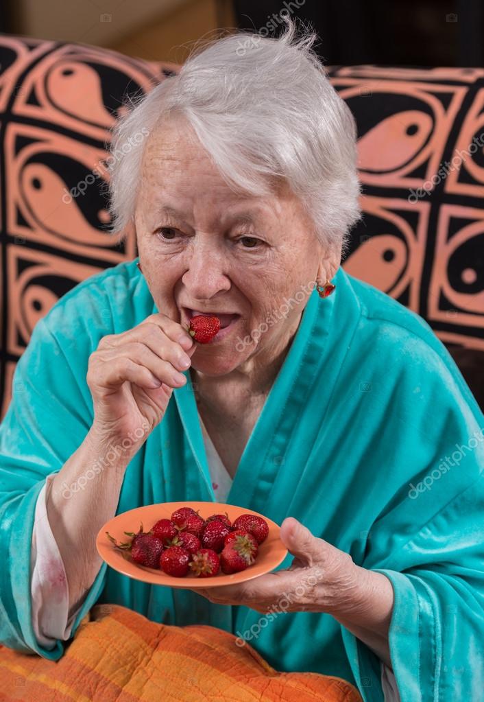 Senhora Comendo Morango