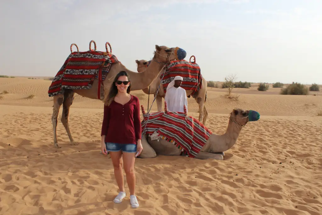 Turista Fotografada Durante Passeio de Camelo no Deserto 