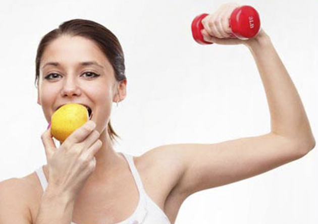 Atleta Comendo Pera 