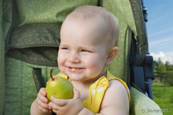 Bebê Comendo Pera 