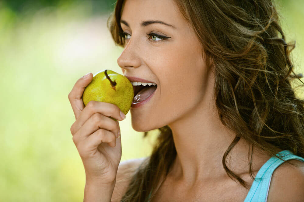 Mulher Comendo Pera Chinesa 