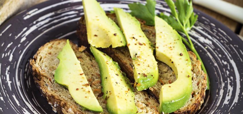 É Bom Comer Abacate à Noite? Benefícios de Comer Antes de Dormir