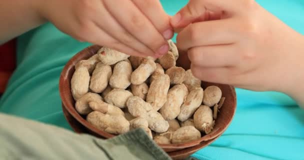 Descascando Amendoim Para Comer 