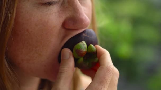 Mulher Comendo Mangostão 