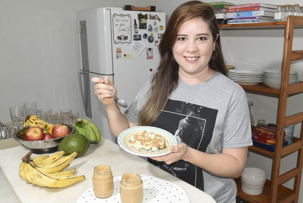 Mulher Fazendo Dieta com Amendoim