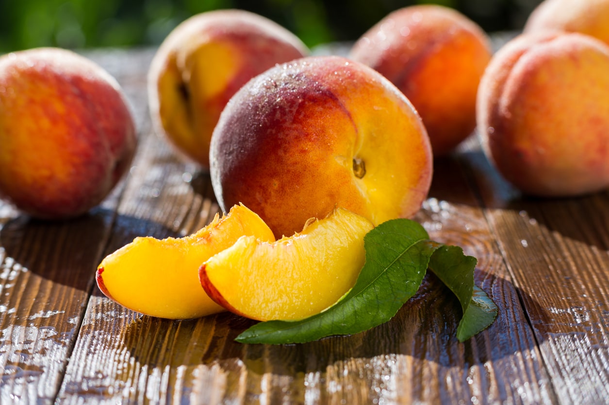 Pêssego com folhas contorno com mancha laranja nectarina damasco cartão  para aprender a palavra pêssego em inglês