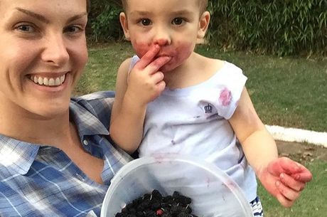 Criança Comendo Amora