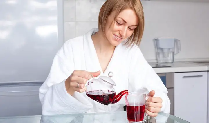 Mulher Tomando seu Chá de Hibisco
