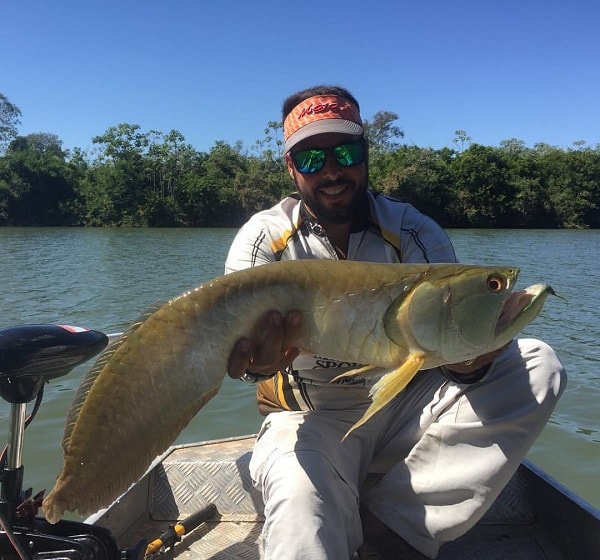 Pescador com Peixe Aruanã