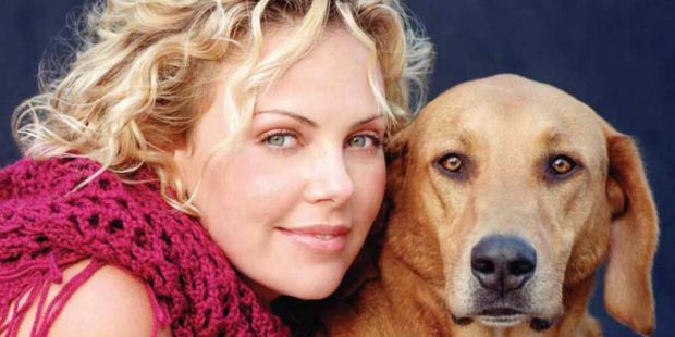 Charlize Theron Com Seu Cachorro Tucker 