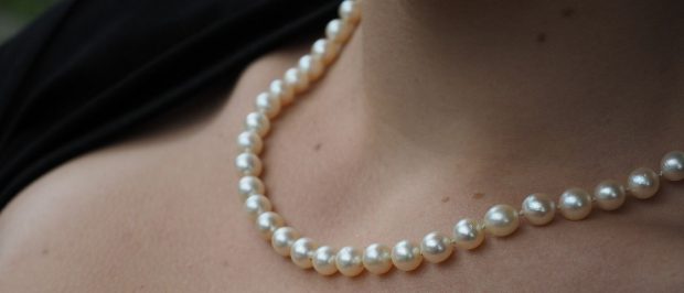 Colar de Perolas no Pescoço da Mulher