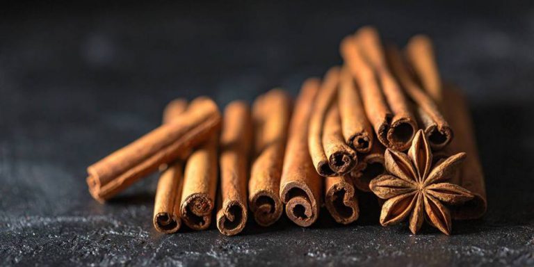 Foto de um Punhado de Canela Empilhado