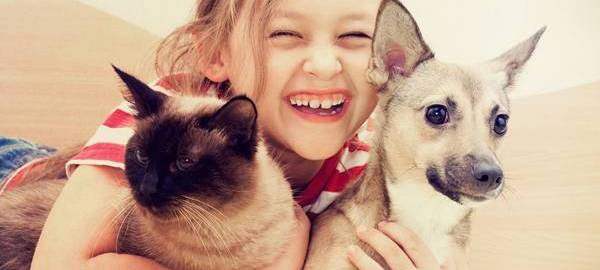 Criança com Gato e Cachorro