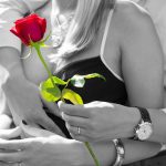 Mulher Recebendo uma Rosa Vermelha