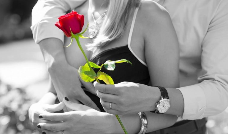 Mulher Recebendo uma Rosa Vermelha