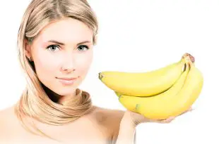 Mulher ao Lado das Bananas