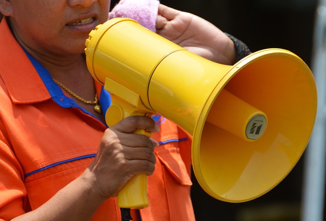 Criança com Megafone na Mão