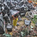 Lixo Eletrônico - Homem Carregando TV