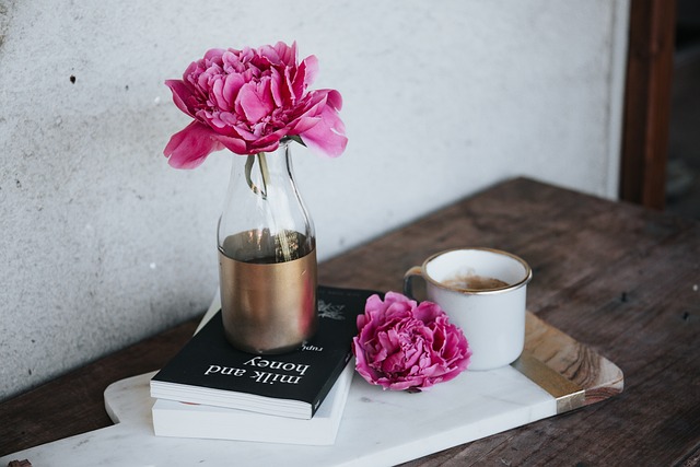 Rosa em Garrafa na Mesa de Escritório