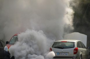Fumaça dos Carros Poluindo o Ar