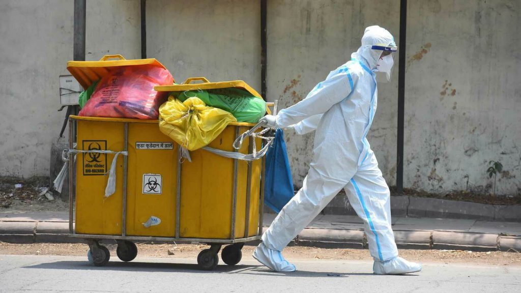 Homem Carregando Lixo Hospitalar