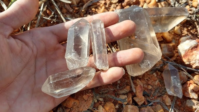 Como ocorre a formação de cristais naturais?