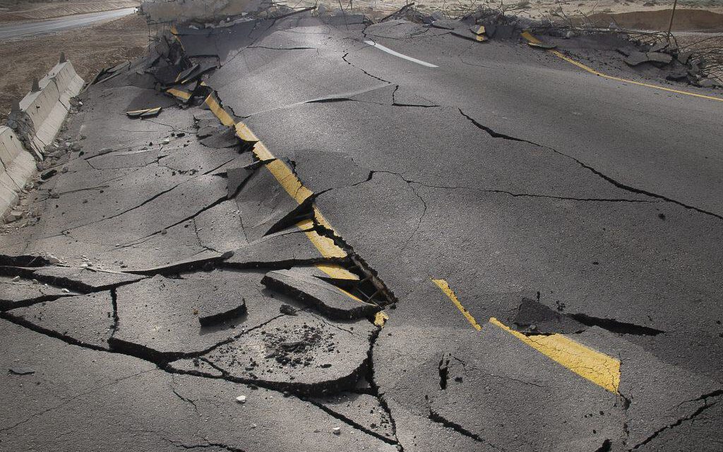 Como os terremotos afetam a estrutura geológica da Terra?
