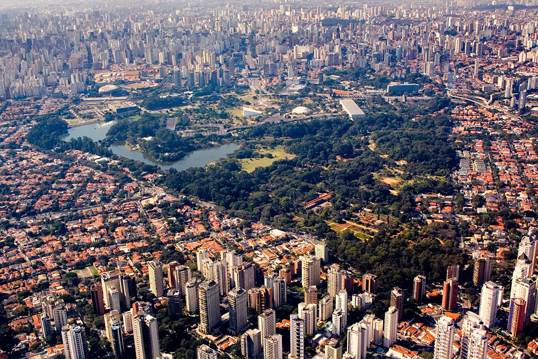 Como a urbanização afeta os microclimas locais?