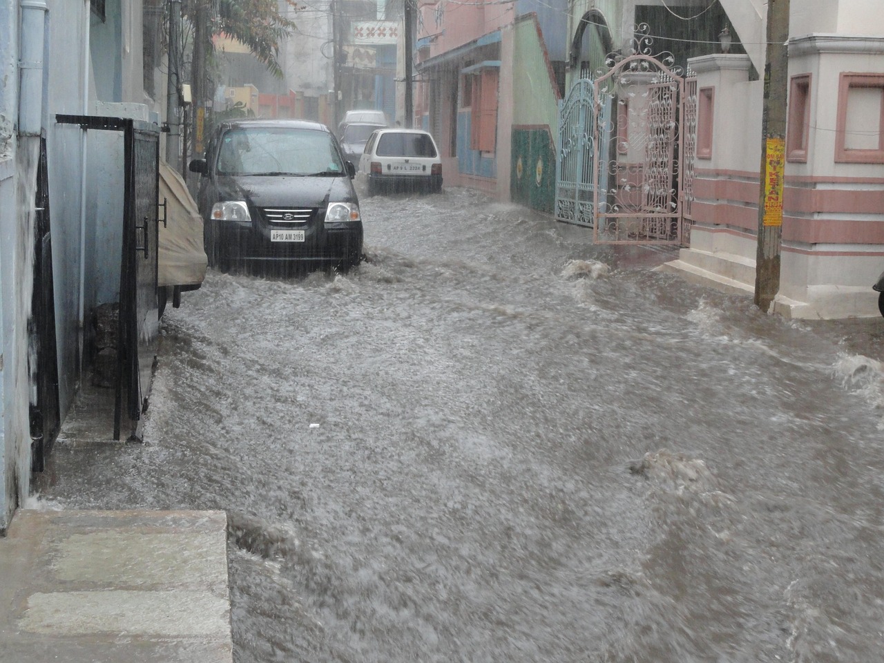 Enchente urbana em rua de cidade, problema que as cidades-esponja buscam resolver