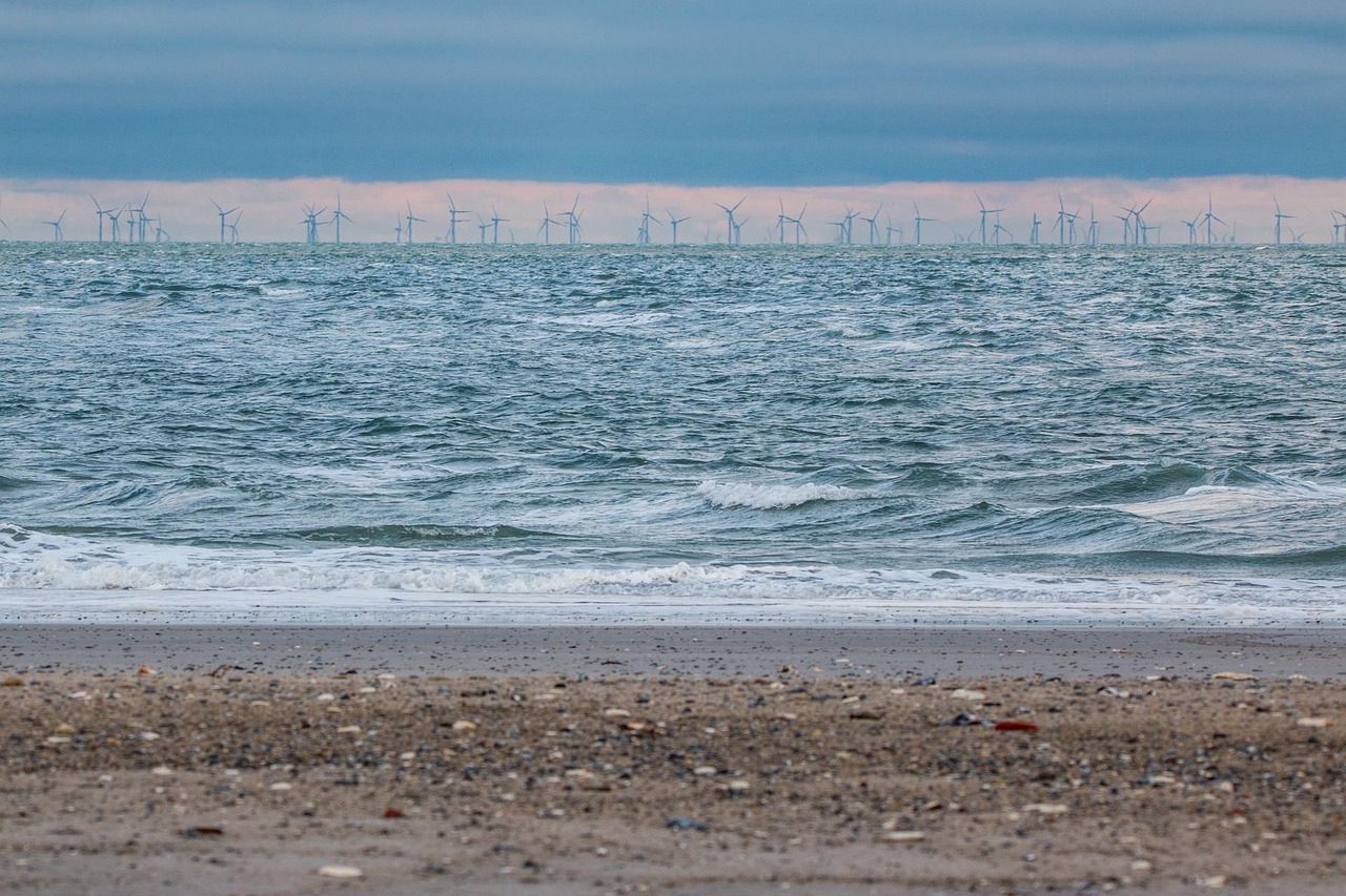 Parque eólico offshore com turbinas no mar, símbolo da energia renovável marítima