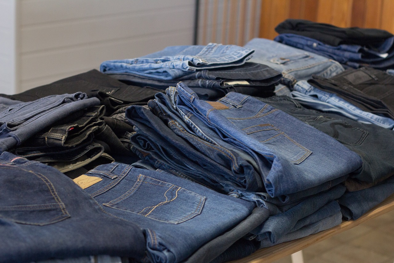 Roupas de segunda mão em brechó, prática essencial da moda sustentável