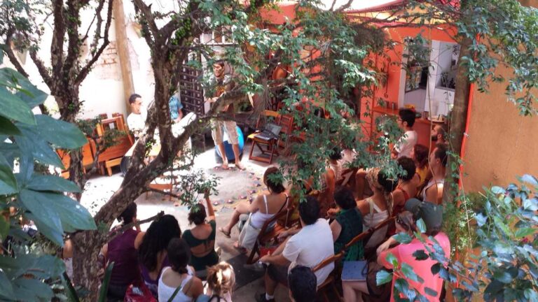 Composteira doméstica com camadas de material orgânico no jardim