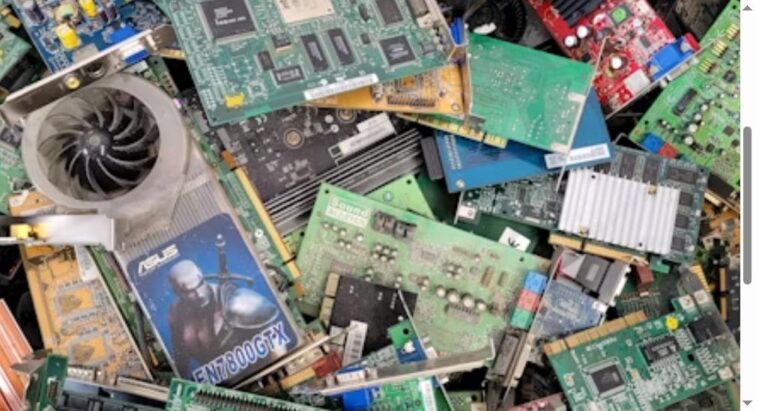 Placas de circuito e componentes eletrônicos descartados representando o lixo eletrônico