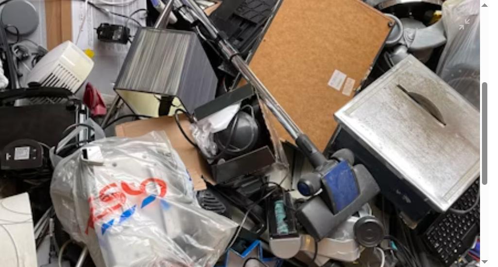 Pilha de eletrodomésticos e aparelhos eletrônicos descartados em um centro de reciclagem
