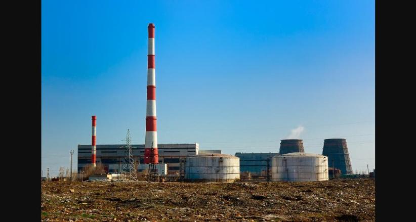 Chaminés industriais emitindo poluentes, uma das fontes de contaminação por PFAS no meio ambiente